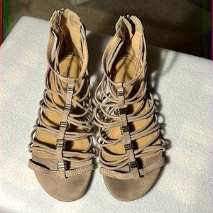 Charlotte Russe Gladiator Kitten Wedge Sandals Nude Faux Suede & Gold Accents 11